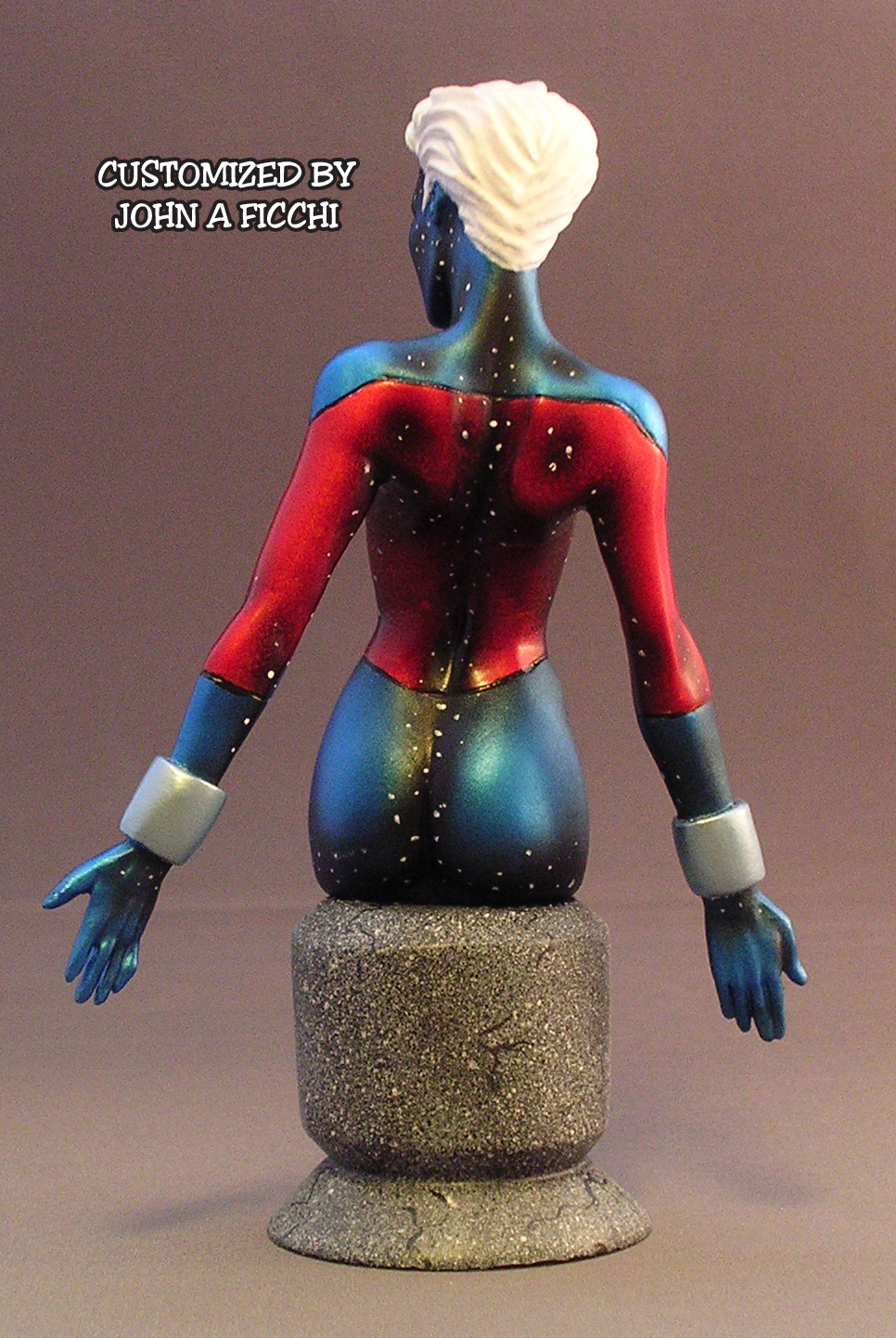 PHYLA-VELL MINI BUST